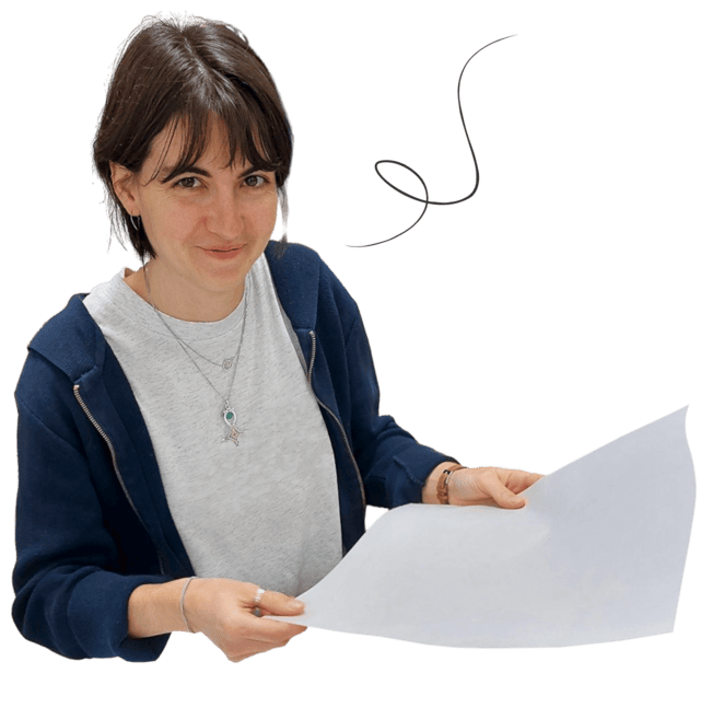 Lise, placée légèrement de trois-quart, souriante et tenant une feuille de papier dans ses mains