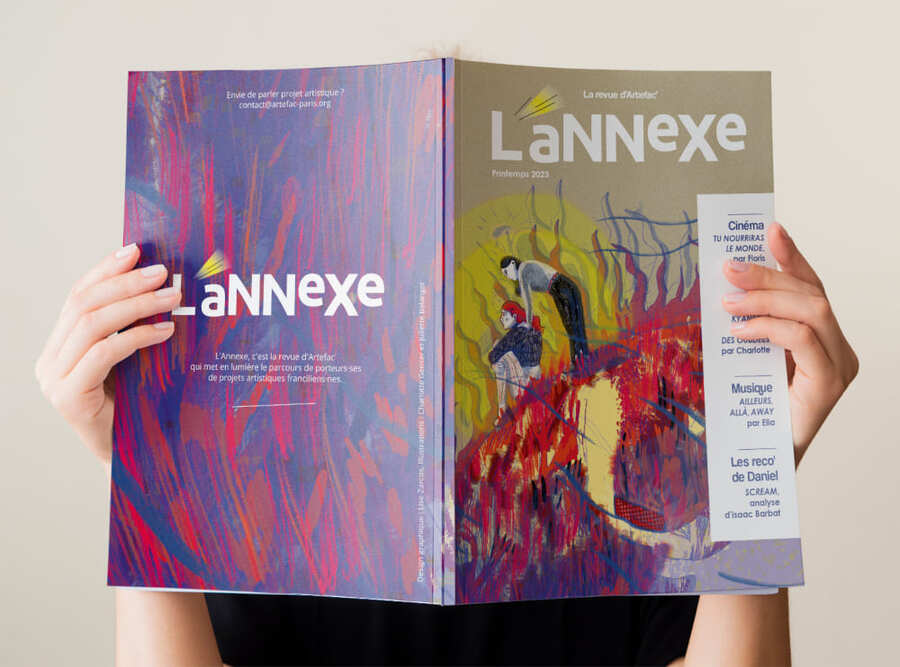 Revue intitulée L'annexe datant de printemps 2023, ouverte en deux par une personne dont on ne voit que les mains et les avants-bras.