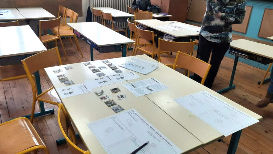Photo de préparation d'atelier à destination d'enseignant·es pour tester les jeux.