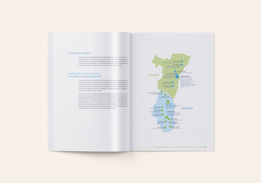 Double pages intérieures de la plaquette