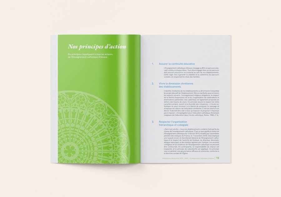 Double pages intérieures de la plaquette