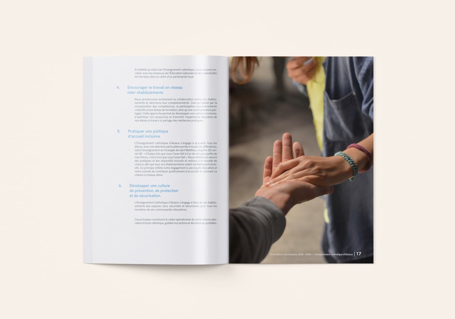 Double pages intérieures de la plaquette