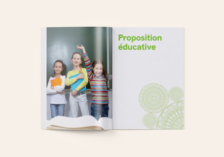 Double pages intérieures de la plaquette