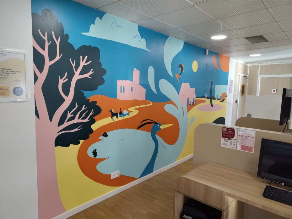 Fresque murale colorée et dynamique représentant le territoire nord-isérois. On peut y distinguer notamment le château de Fallavier, un héron, un étang, un arbre et une zone logistique, représentant la zone logistique des Chesnes