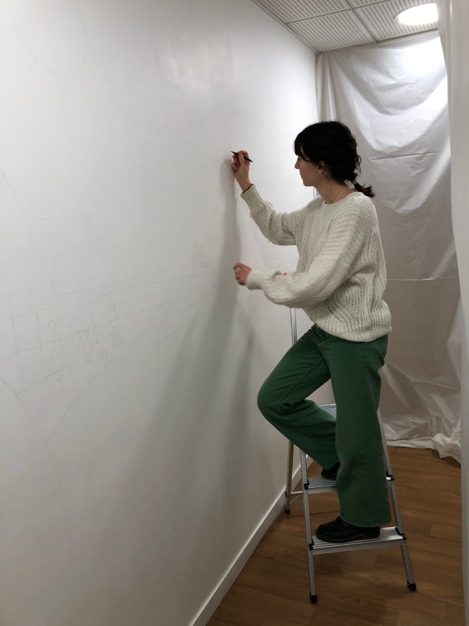 Dessin des contours de la fresque sur le mur