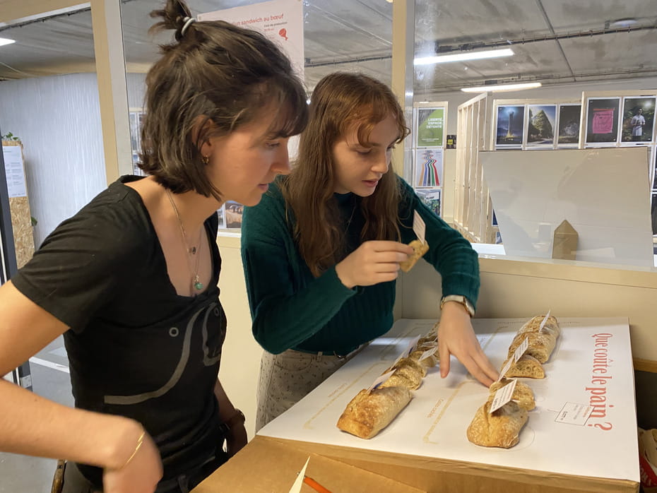 Collage du pain pour créer l'une des infographies