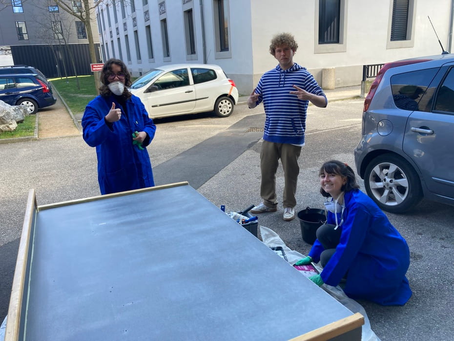 Phase de peinture du comptoir de boulangerie