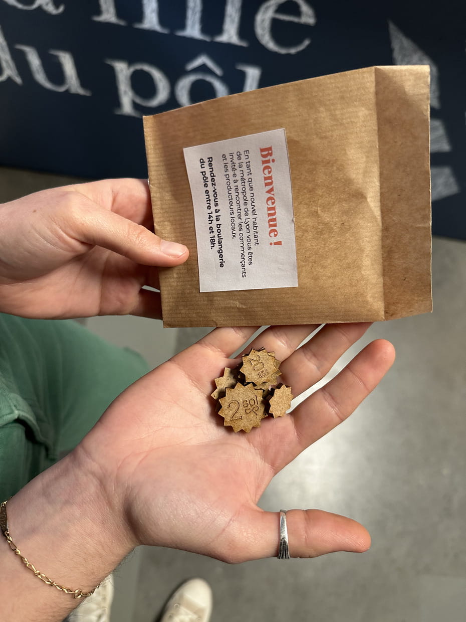 Pack de bienvenue comprenant des pièces de la nouvelle monnaie (sol) pour échanger du pain