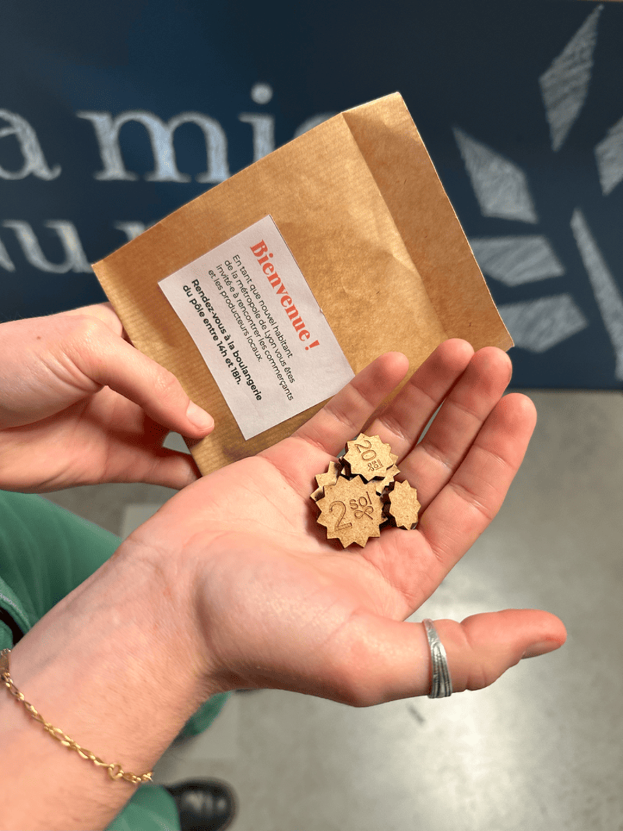 Pack de bienvenue comprenant des pièces de la nouvelle monnaie (sol) pour échanger du pain