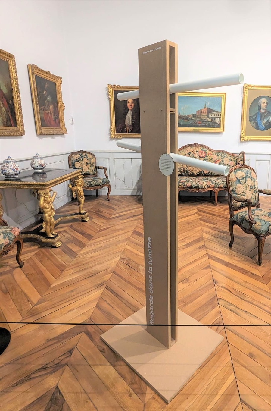 Dispositif permettant de voir un détail sur le veston d'un personnage du tableau