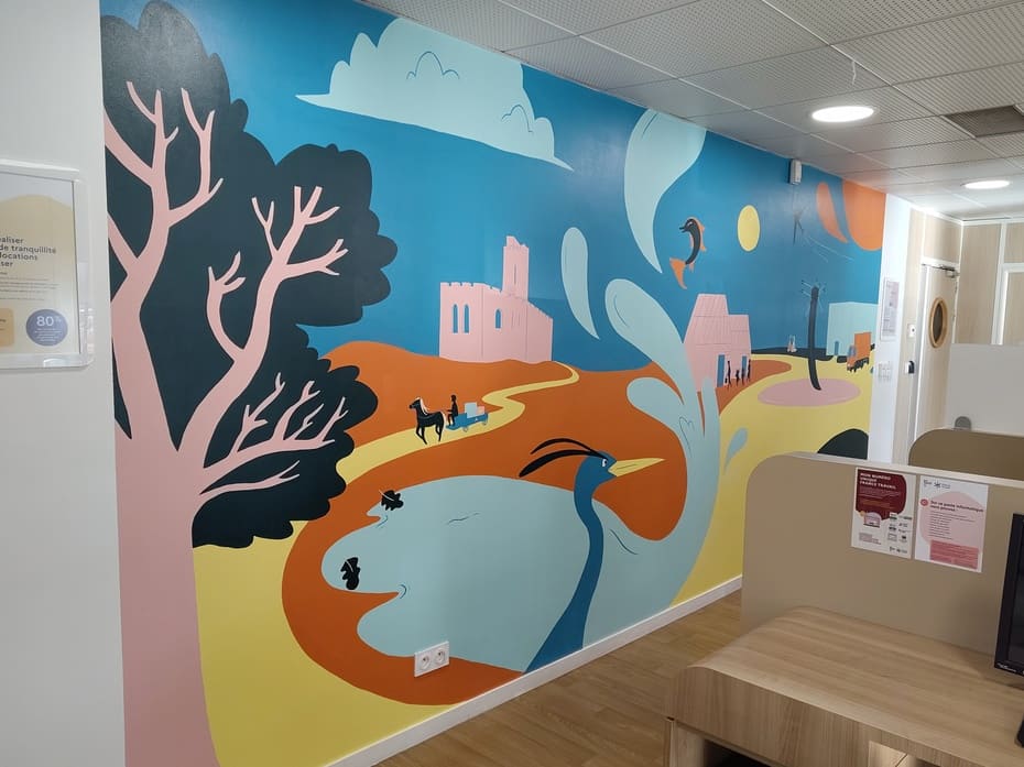 Photo représentant une fresque (entière) murale colorée dans les locaux de France Travail à Villefontaine.