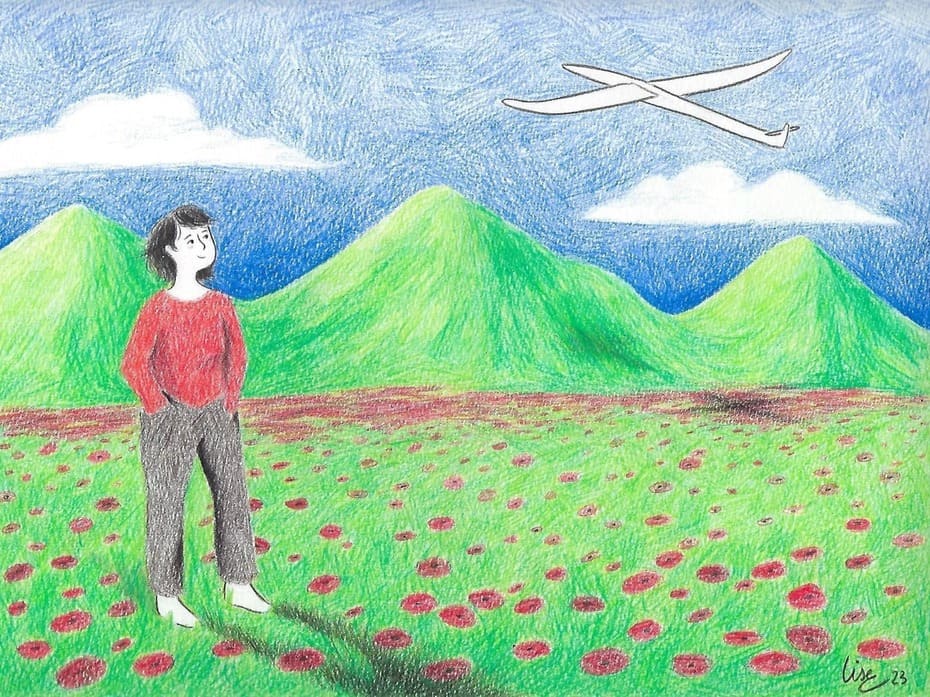 Illustration très colorée, en crayons de couleurs représentant une prairie remplie de coquelicots dans laquelle se trouve une femme, debout,
             sur la droite de l'image, regardant un planeur volant dans le ciel bleu. Au loin, on peut voir des montagnes verdoyantes.